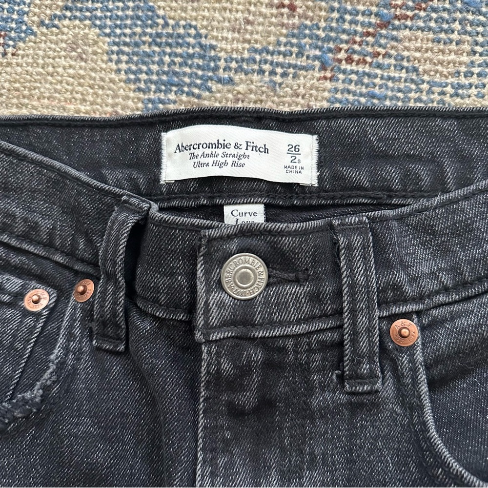 Abercrombie Ultra High Rise Ankle Straight Jeans in Ripped Black 26 Short - Picture 4 of 4